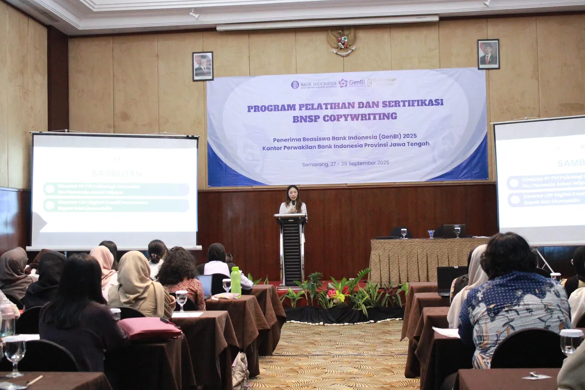 Pembicara membuka program pelatihan di podium di depan para peserta