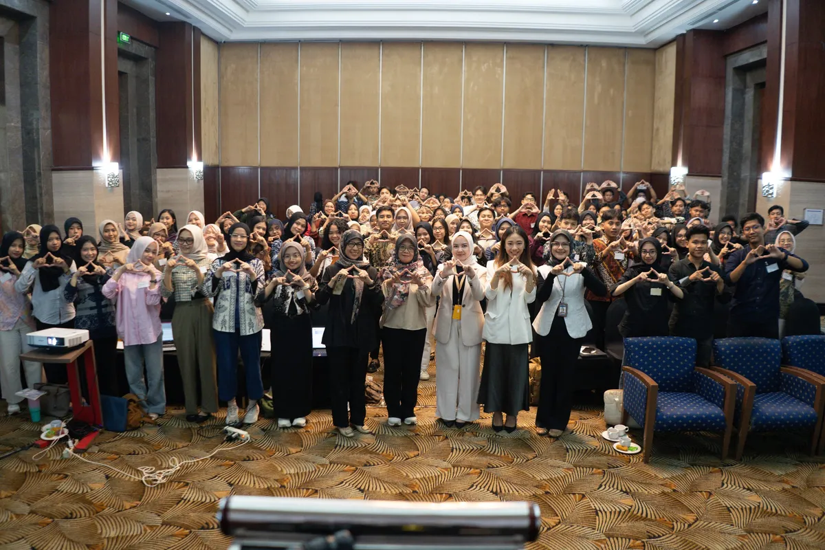 Foto bersama puluhan peserta seminar di ruang pertemuan